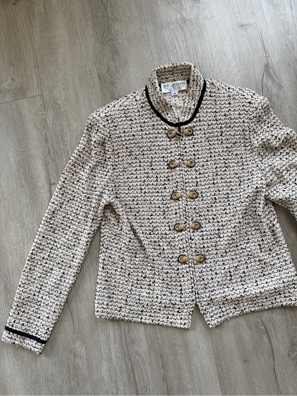 St. John Cream and Black Bouclé Knit Blazer Gold Accents Embellished Shimmer 10